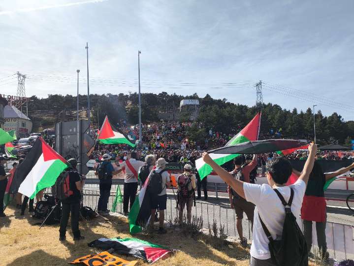 Protestas pro-Palestina obligan a suspender la etapa final de la Vuelta a España en Madrid