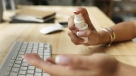 Tienes varios en casa y es el dispositivo más sucio que existe: acumula más bacterias que la taza del váter