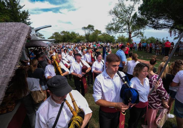 Tradición y folclore inundan la campa del Faro