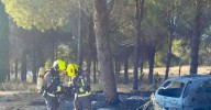 Un hombre evacuado al hospital tras arder un coche que provocó un conato de incendio en Ronda