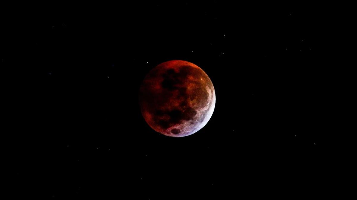 Esto es lo que debes saber sobre el eclipse lunar total: qué es, dónde verlo y a qué hora