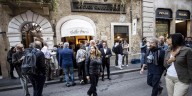 El gerente de un histórico bar de Roma investigado por retirar obras de arte protegidas