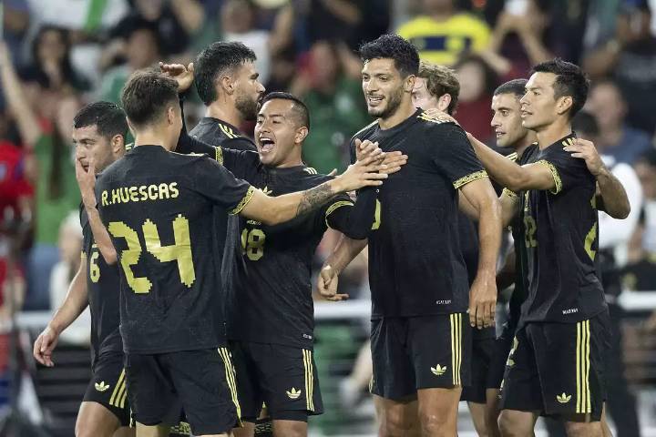 ¡De último minuto! Santi Giménez evita derrota de México con golazo
