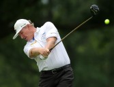 Deadspin | Ernie Els wrestles away Sanford International lead with big round
