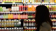 Todo el mundo pica sin querer y con razón: el ridículo truco de los supermercados para que pagues más en caja