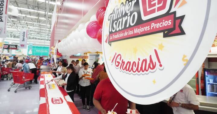 Casa Ley celebra 71 años con pastel gigante y promociones en Tijuana