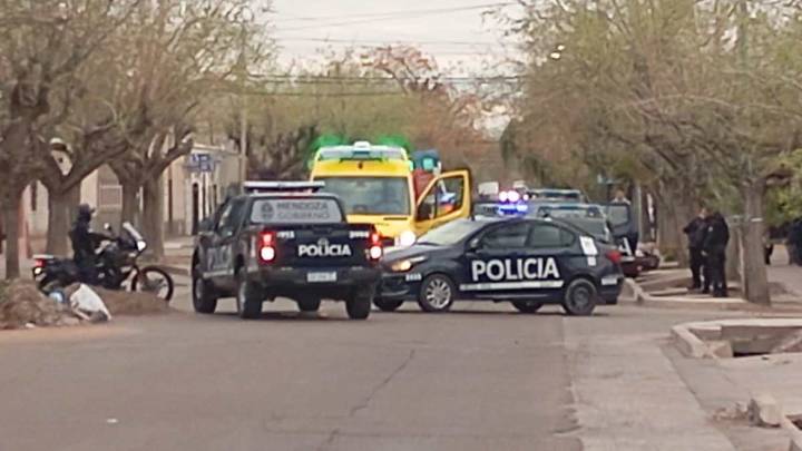 Fotos y video: investigan cómo el hijo de dos policías terminó baleado en su casa de Guaymallén