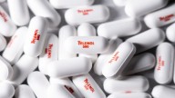 Caen 7.5% acciones de empresa dueña de Tylenol en el marco de señalamientos de Trump sobre riesgo de autismo