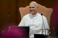 León XIV dice a los obispos que los abusos en la Iglesia "no pueden meterse en un cajón"
