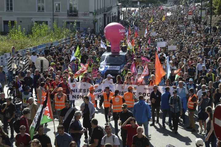 Huelgas y protestas en Francia ponen a Macron y su primer ministro contra las cuerdas