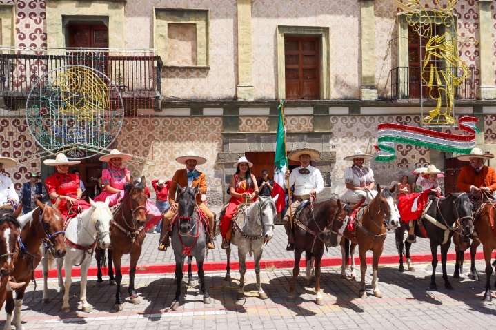 Tonantzin Fernández lidera el tradicional Desfile de Independencia