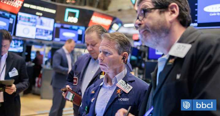 Creación de empleo en EEUU decepciona durante agosto: arrastra a Wall Street y el oro anota máximos