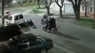 Lanús: frenó en el semáforo y cuatro delincuentes le robaron la moto