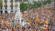 La lluvia condiciona una Diada con menor afluencia de independentistas y un llamamiento a defender la lengua catalana