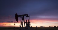 OPEP+ prevé alza moderada de producción petrolera en octubre