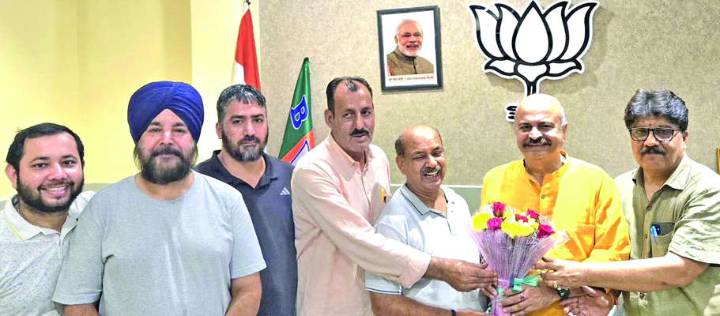 Traders Welfare Association Bus Stand Jammu congratulates PM on GST Reforms, felicitates Yudhvir Sethi