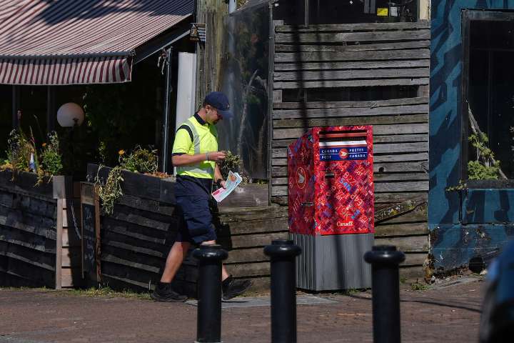 Postal worker union to provide update on Canada Post negotiations