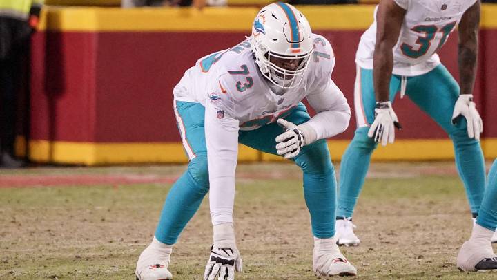 Dolphins place starting guard on injured reserve