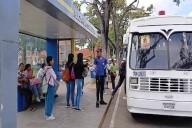 Usuarios del transporte reportan cobro excesivo del pasaje y pocas unidades en horas picos