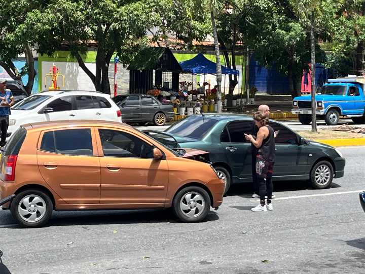 Tres carros colisionan en la Av. Los Leones y el responsable se da a la fuga
