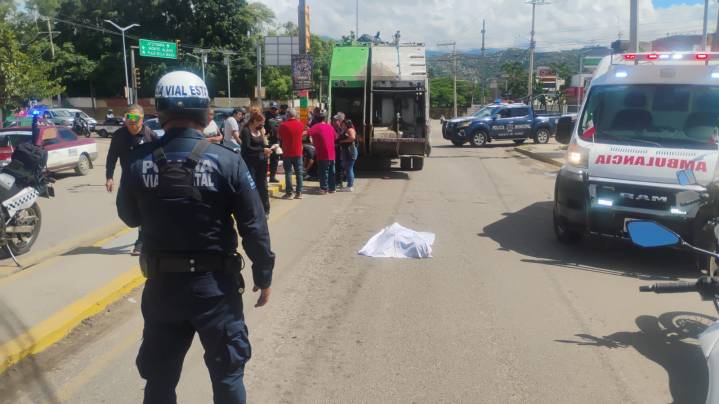 Muere mujer arrollada por camión recolector en Oaxaca