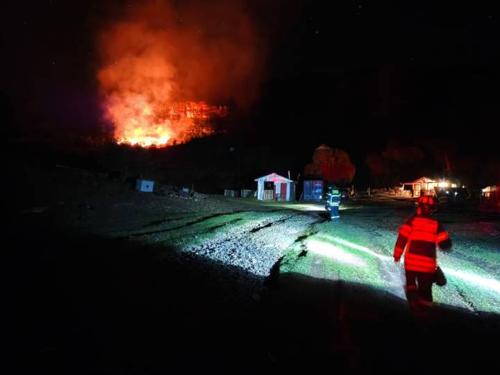 Incendio forestal en El Maitenal se mantiene en estado de combate en la Ruta X