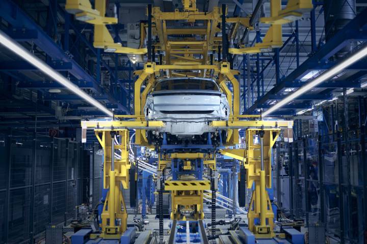 Ford tuvo 20.000 trabajadores en la fábrica de Colonia. Diez años después son 7.600 porque sus coches eléctricos no se compran