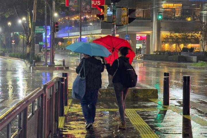 Activan doble alerta por intensas lluvias en el centro y sur de CDMX