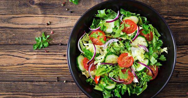 Suspenden la distribución de esta famosa ensalada en todo el país por ser "potencialmente mortal" para los consumidores