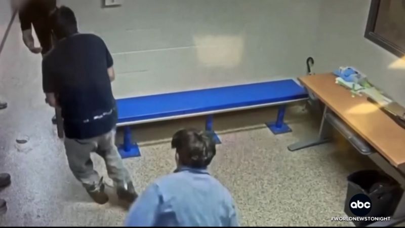 Video muestra el caos dentro de un centro de detención de ICE cuando se escuchan disparos