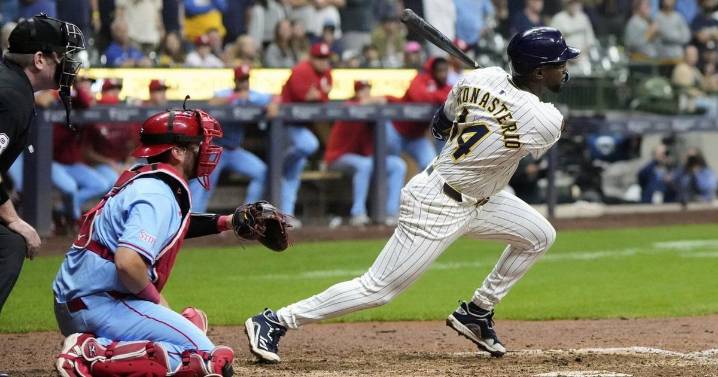 Playoff-bound Brewers rally from 5 runs down to beat skidding Cardinals 9