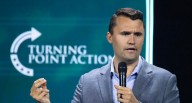 Charlie Kirk, aliado de Trump, recibe un disparo en el cuello durante un evento en universidad de EE.UU.
