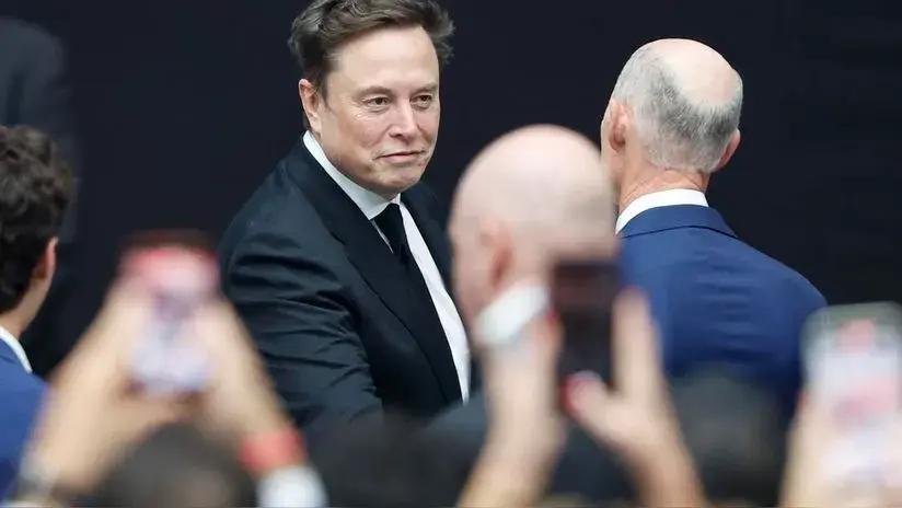 Padre de Elon Musk fue acusado de abuso sexual infantil contra cinco familiares, según New York Times