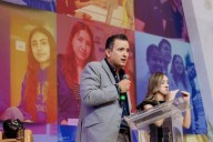 Recibe Bonilla a maestros y estudiantes de escuelas normales del país