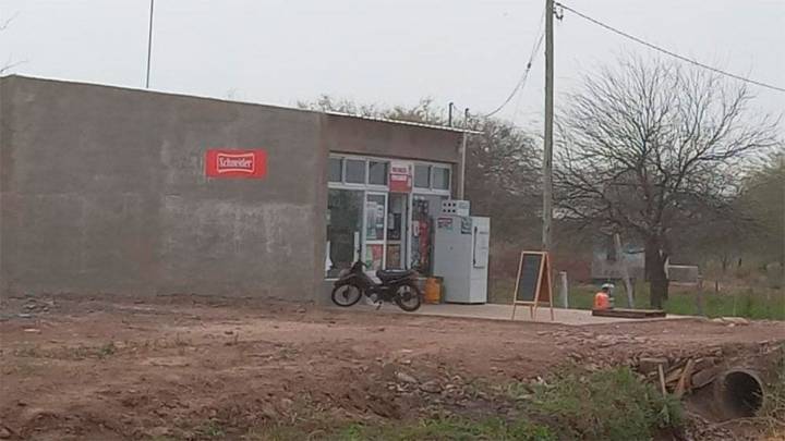 Delincuentes armados asaltaron un autoservicio en Añatuya y uno fue detenido tras forcejear con un empleado
