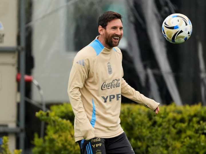 A qué hora juega la Selección Argentina con Lionel Messi vs Venezuela, por las Eliminatorias 2026: probables formaciones y dónde verlo