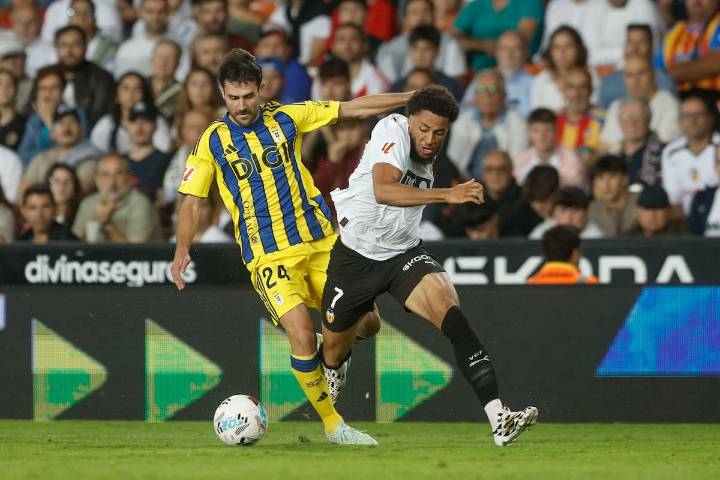 El Oviedo tumba a un Valencia que se desmonta al final