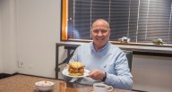 ‘Cuando se inventó el celular todo cambió’ Eric Jurgensen, Gerente de Latina TV, ha publicado libros motivacionales, es cristiano y entiende que el mundo es otro desde que llegó la tecnolo...