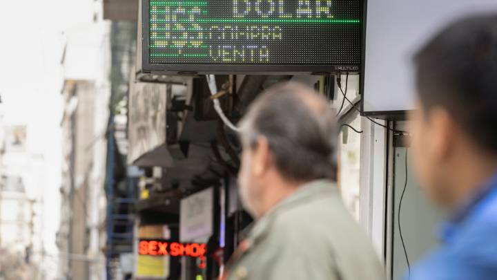 Dólar sin cambios pero el riesgo país no baja de 1000 puntos