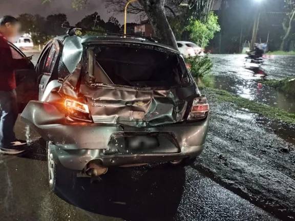 Posadas: choque entre un auto y una grúa de auxilio dejó al menos tres heridos