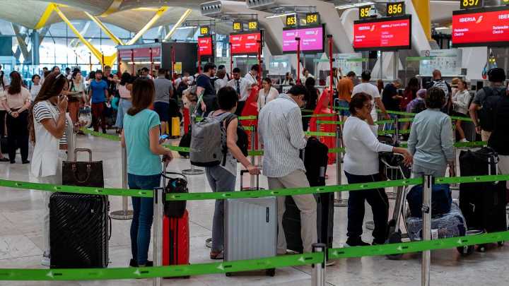 Caos en Barajas por la huelga de los vigilantes de seguridad: colas de más de una hora y pasajeros que pierden vuelos
