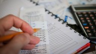 El truco que recomiendan saber para ahorrar bastante dinero en la factura de la luz o del gas: el dato que piden que revises cuánto antes