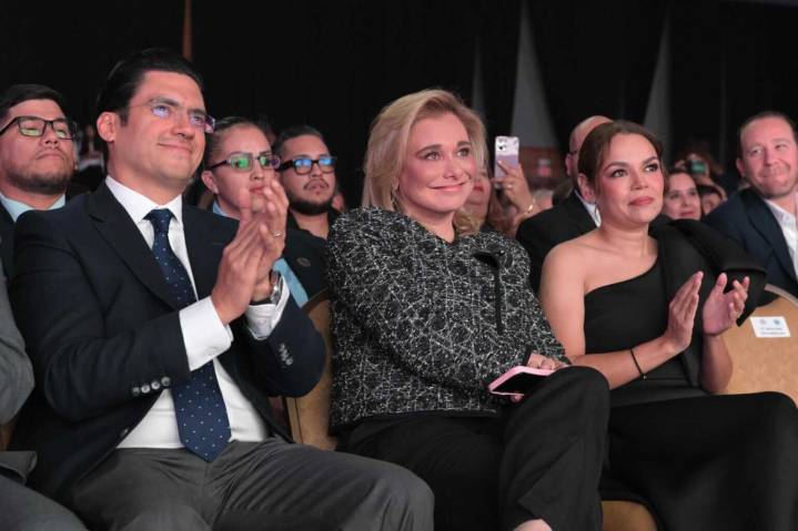 Maru Campos acompaña presentación del 4to Informe de Gobierno del alcalde de Chihuahua