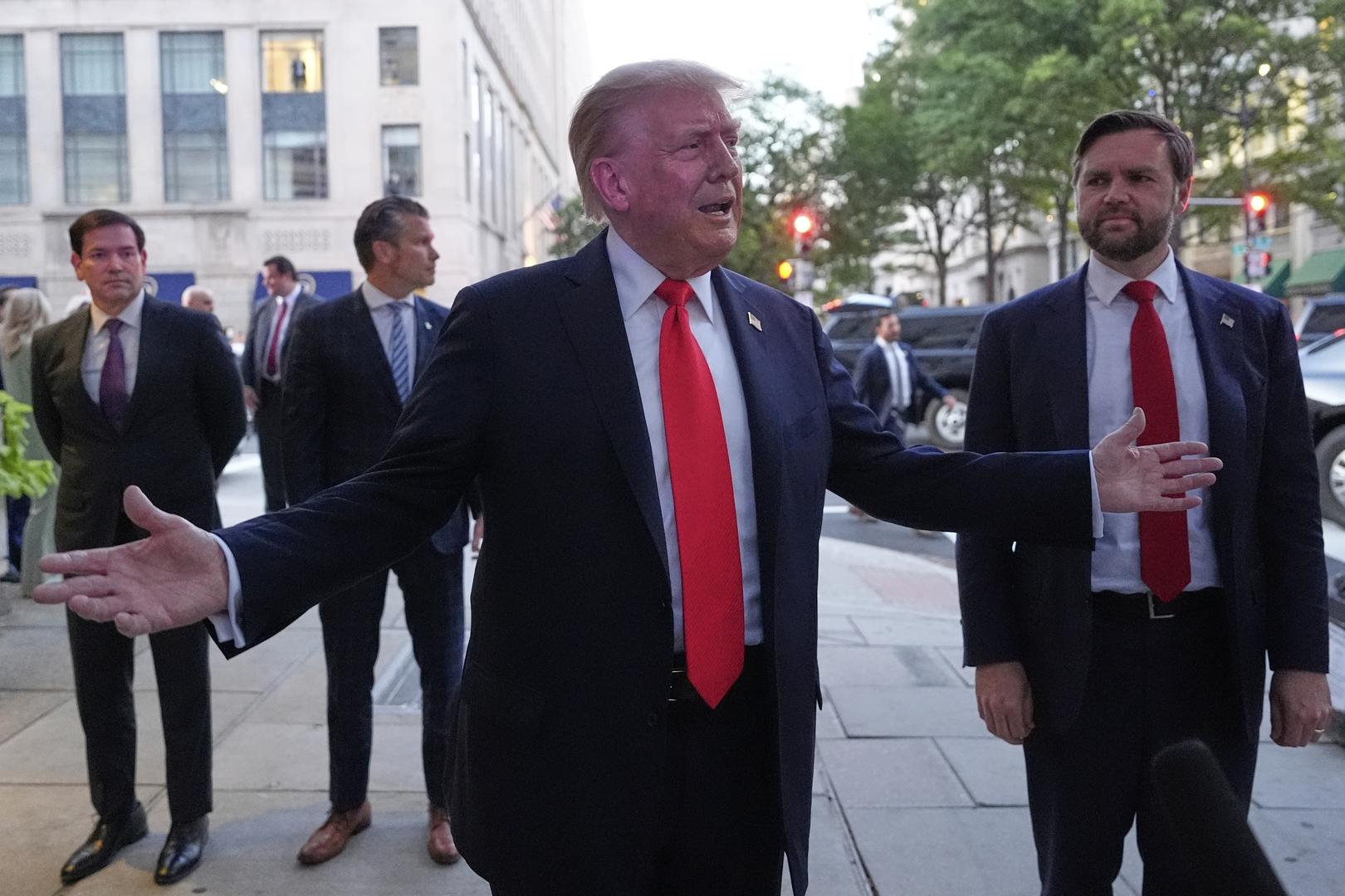 Trump dines at a restaurant near the White House to promote his Washington crackdown