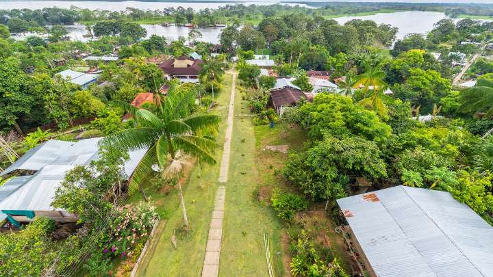 El pueblo que resalta por sus casas de colores y jardines en medio de la selva