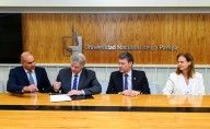 Ziliotto firmó la escritura para la Facultad de Ciencias de la Salud