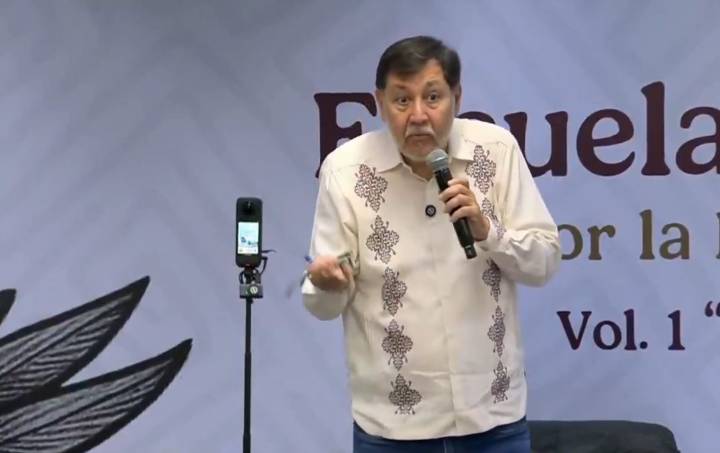 Joven reclama a Fernández Noroña por misoginia en un foro organizado por el Senado de la República
