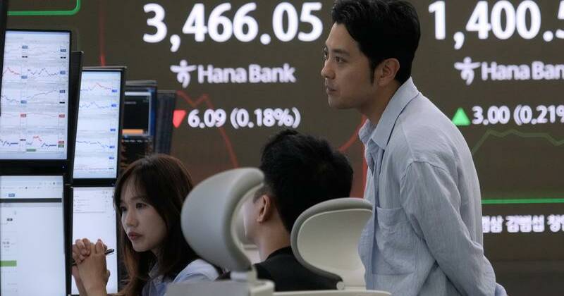 Asian shares close mostly higher, US dollar dips