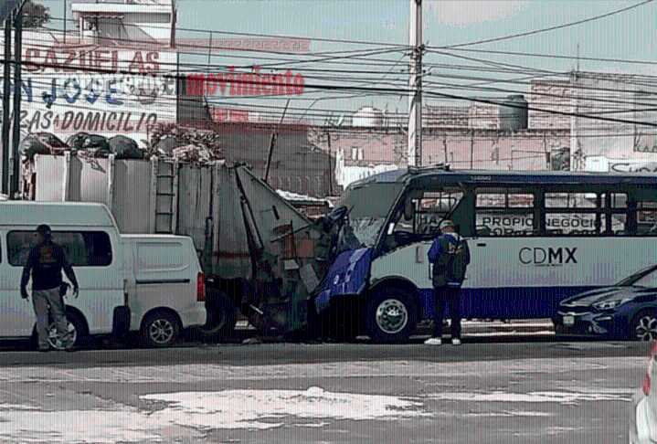 AUTOBÚS DEL TRANSPORTE PÚBLICO SE IMPACTÓ EN LA PARTE TRASERA DE UN CAMIÓN DE BASURA EN LA CDMX