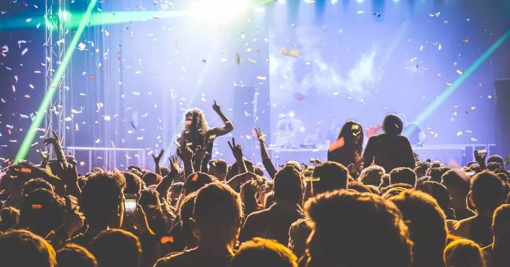Huge pop star cancels all future gigs after collapsing on stage in heartbreaking update